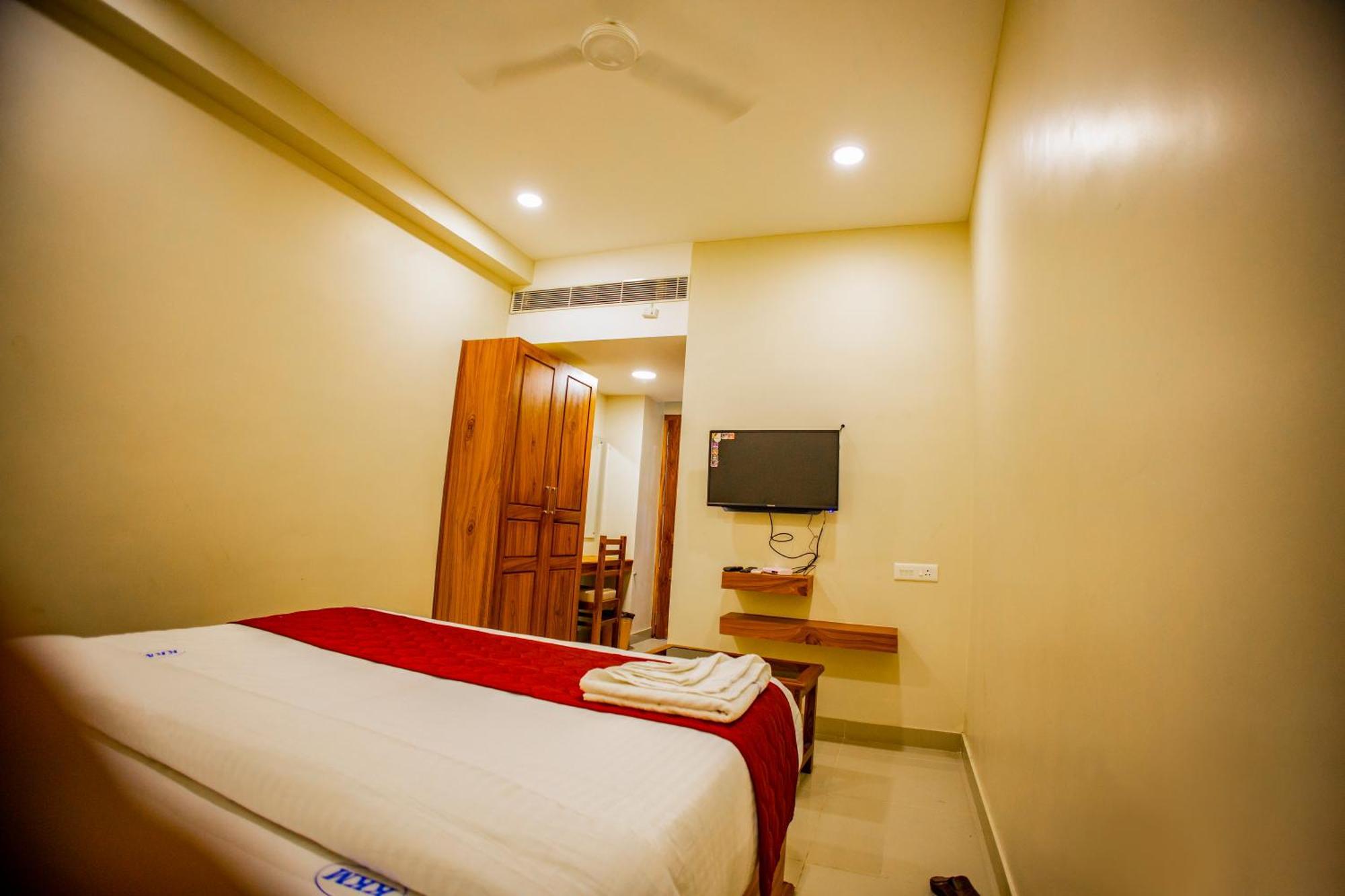 Kkm International Hotel Kuzhittura Buitenkant foto